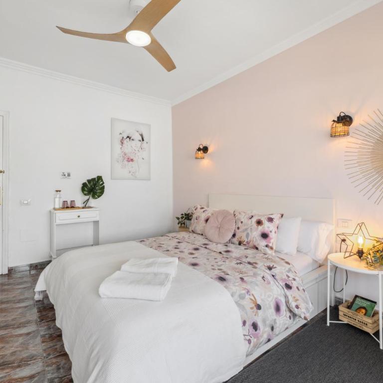Habitaciones privadas cerca de la playa y aeropuerto en casa compartida con otros huéspedes - Suite con cama grande y balcón - 3