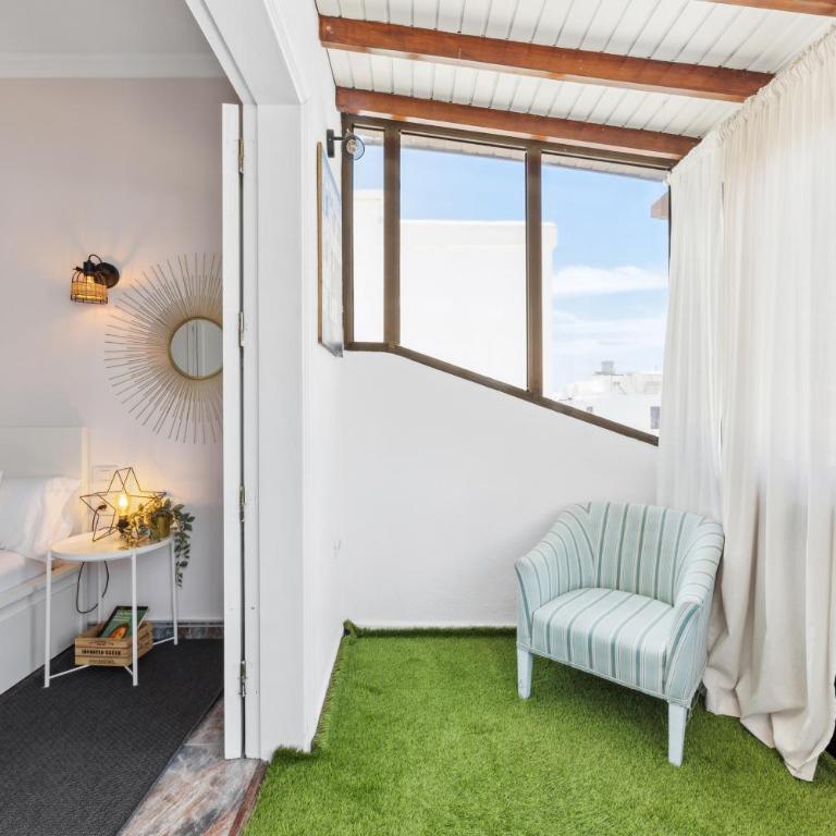 Habitaciones privadas cerca de la playa y aeropuerto en casa compartida con otros huéspedes - Suite con cama grande y balcón - 4