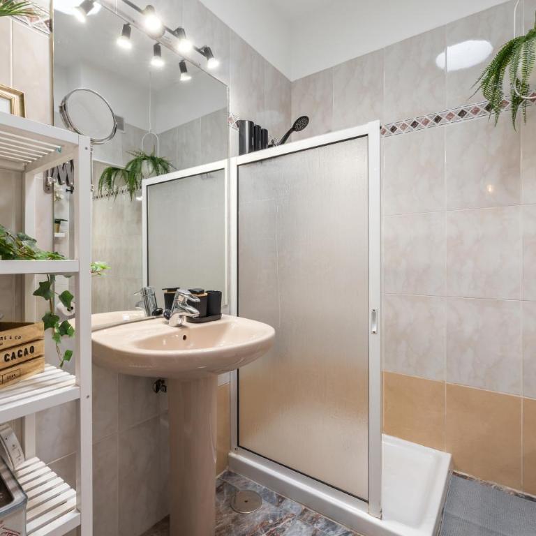 Habitaciones privadas cerca de la playa y aeropuerto en casa compartida con otros huéspedes - Suite con cama grande y balcón - 7