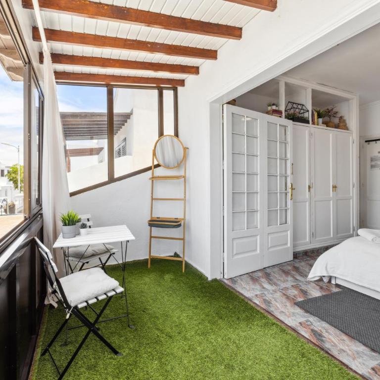Habitaciones privadas cerca de la playa y aeropuerto en casa compartida con otros huéspedes - Suite con cama grande y balcón - 5