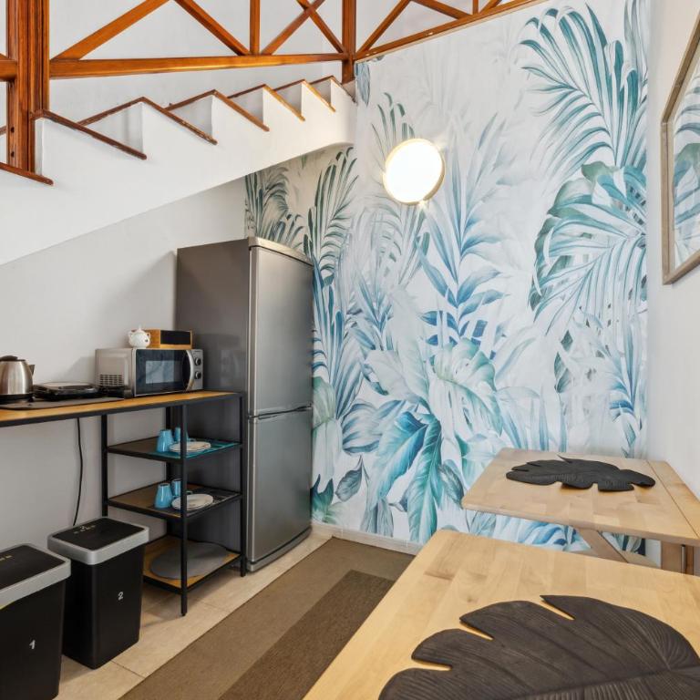 Habitaciones privadas cerca de la playa y aeropuerto en casa compartida con otros huéspedes - Suite con cama grande y balcón - 10