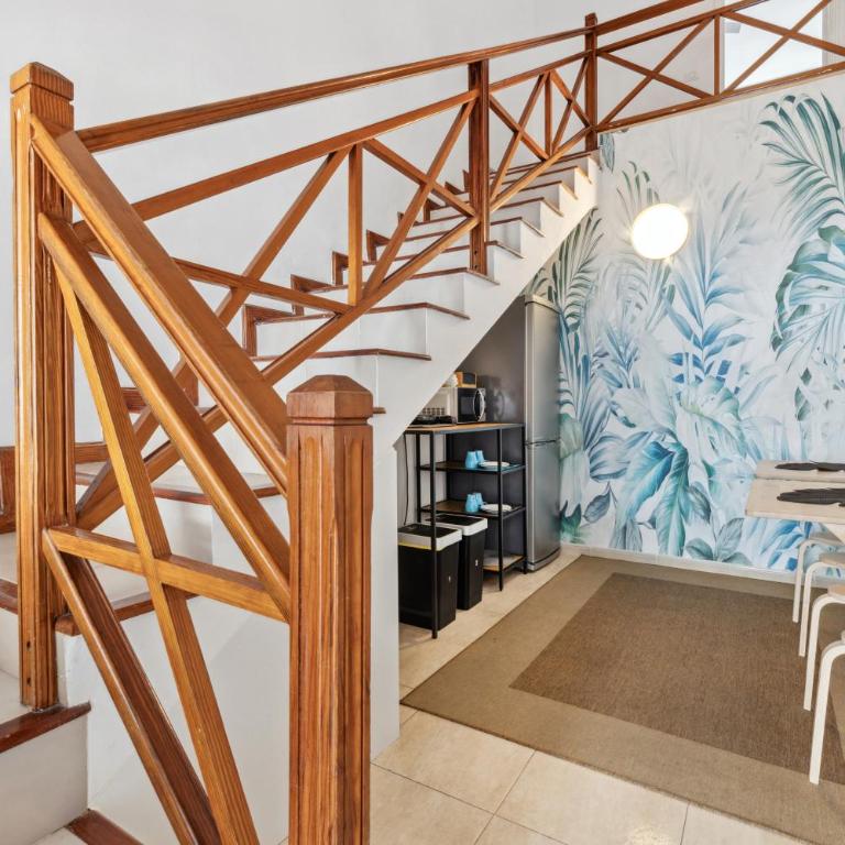 Habitaciones privadas cerca de la playa y aeropuerto en casa compartida con otros huéspedes - Suite con cama grande y balcón - 9