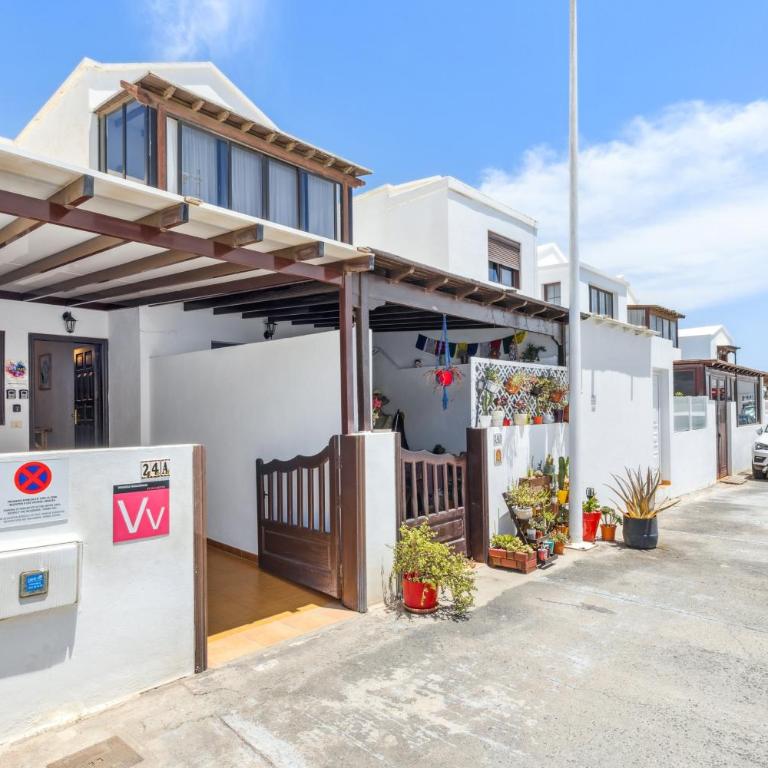 Habitaciones privadas cerca de la playa y aeropuerto en casa compartida con otros huéspedes - Suite con cama grande y balcón - 12