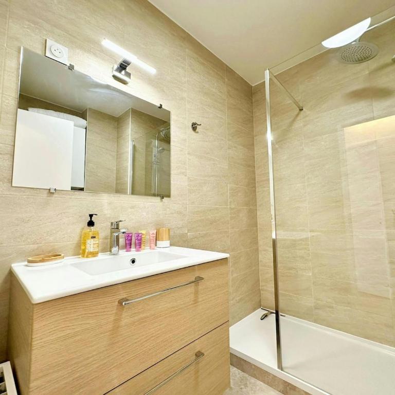 50 des plages Jolie studio centre juan les pins - Appartement - 26