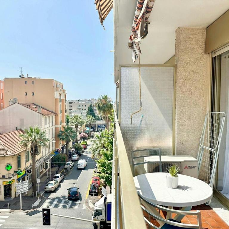 50 des plages Jolie studio centre juan les pins - Appartement - 30