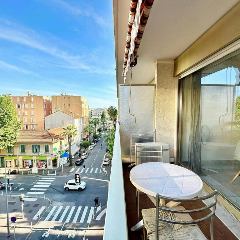 50 des plages Jolie studio centre juan les pins - Appartement - 36