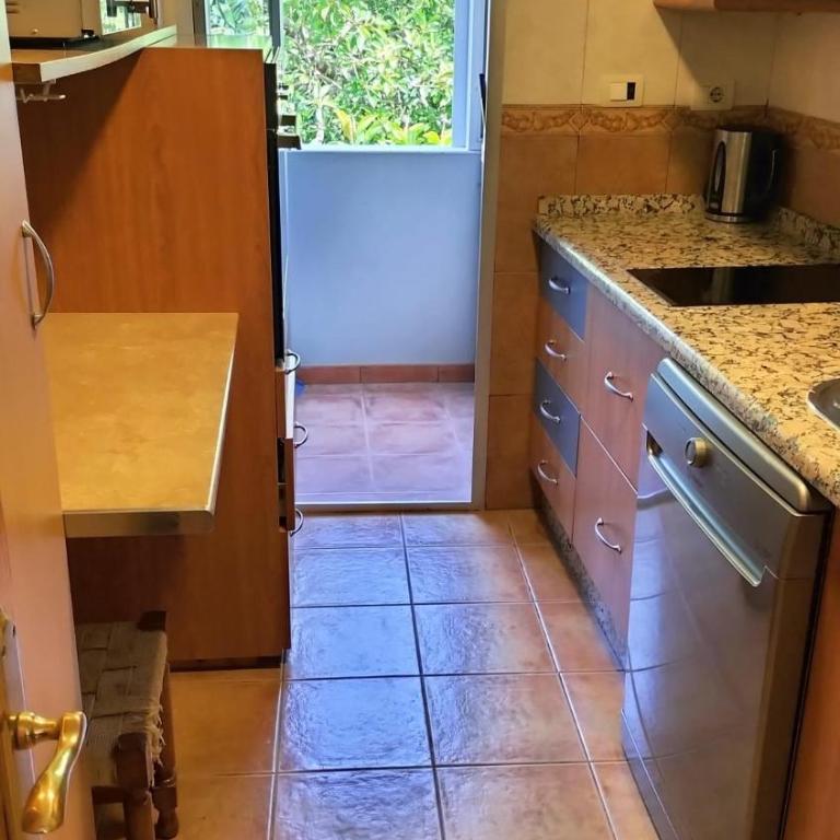 Beautiful 3 Bedrooms, 2 Baths, Balcony, Beach Apartment - Apartamento - 21