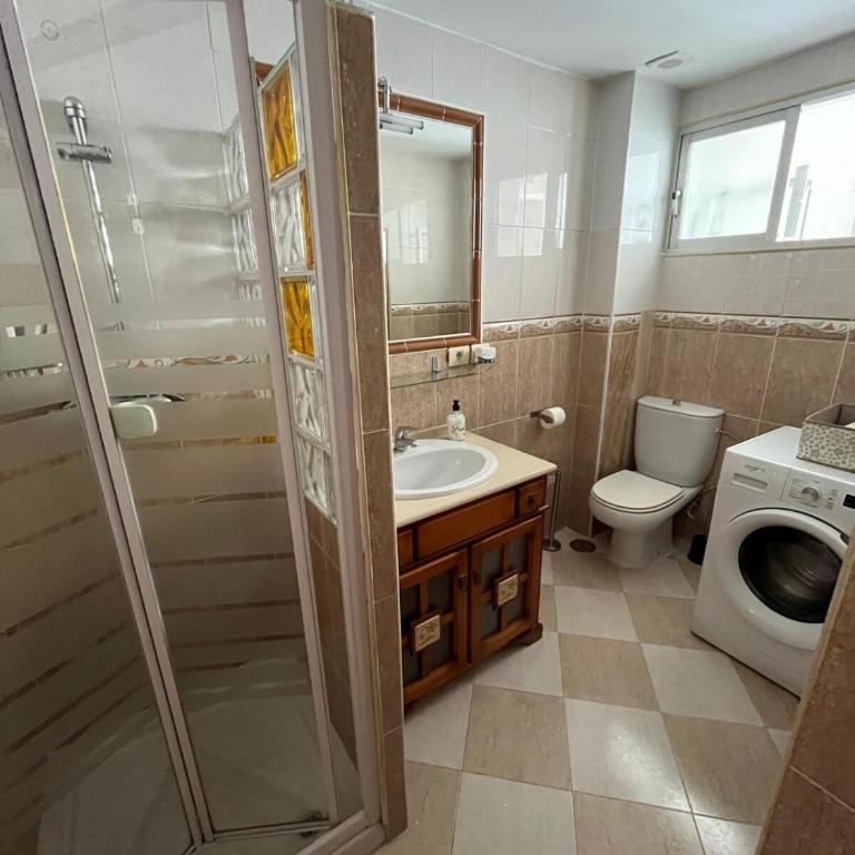 Beautiful 3 Bedrooms, 2 Baths, Balcony, Beach Apartment - Apartamento - 19
