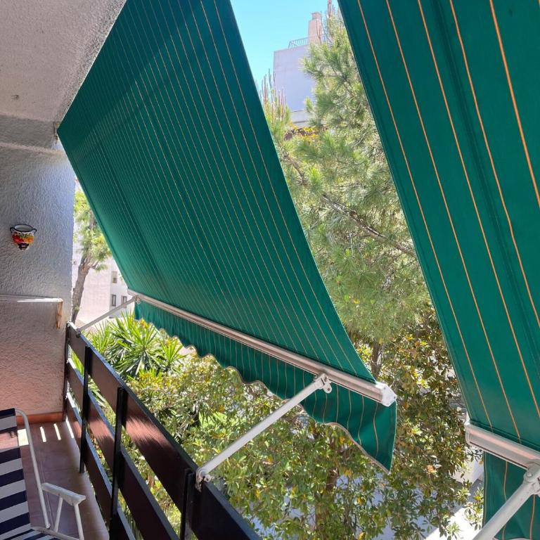 Beautiful 3 Bedrooms, 2 Baths, Balcony, Beach Apartment - Apartamento - 10