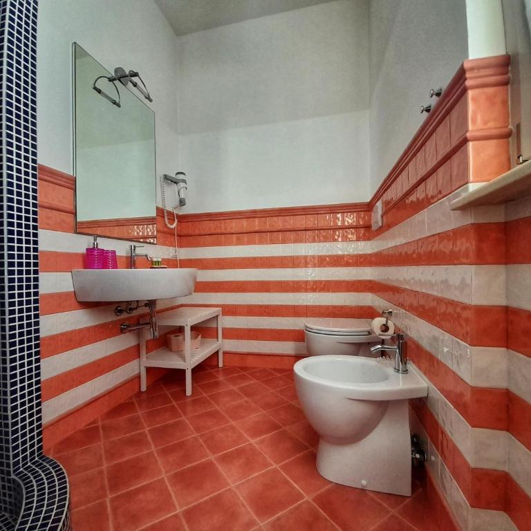 Affittacamere Villa Silvia - Camera Matrimoniale con Balcone (3 Adulti) - 2