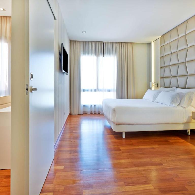 NH Collection Barcelona Podium - Family Quadruple Room - 4