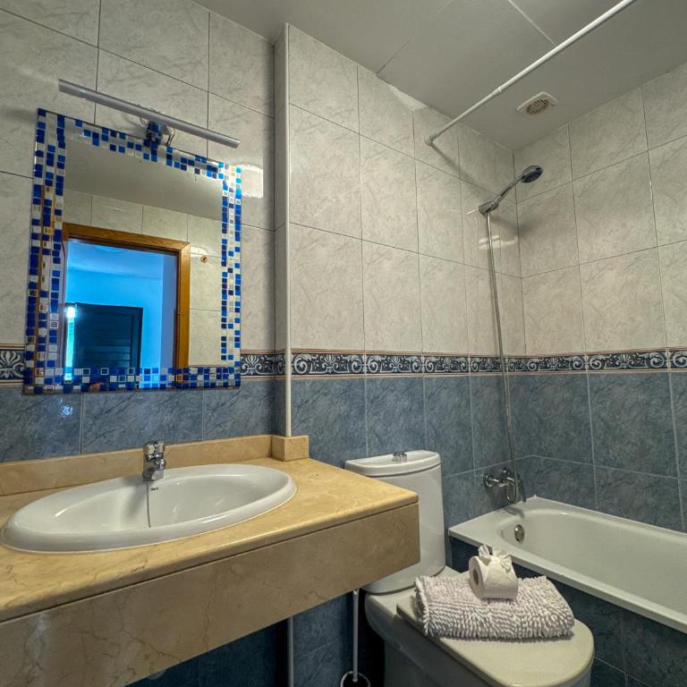 Surf and Stay House - Habitación Doble con baño - 2 camas - 3