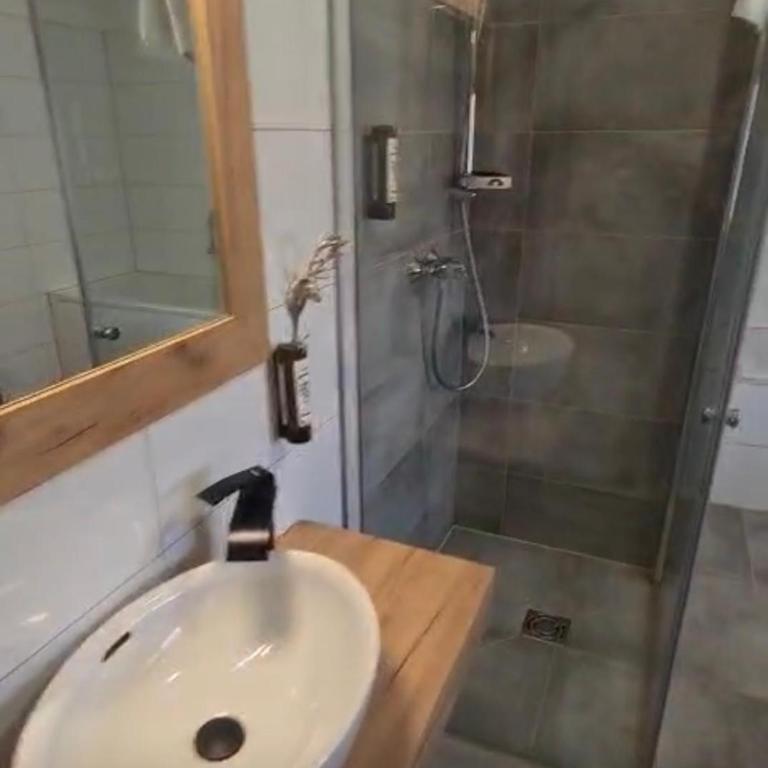 Luxalps- Chalets Inzell- Sauna- Skifahren- Wandern- Natur- Chiemgau Card - Chalet No 8 & 16 mit Hot Pot - Chalet mit 3 Schlafzimmern - 18