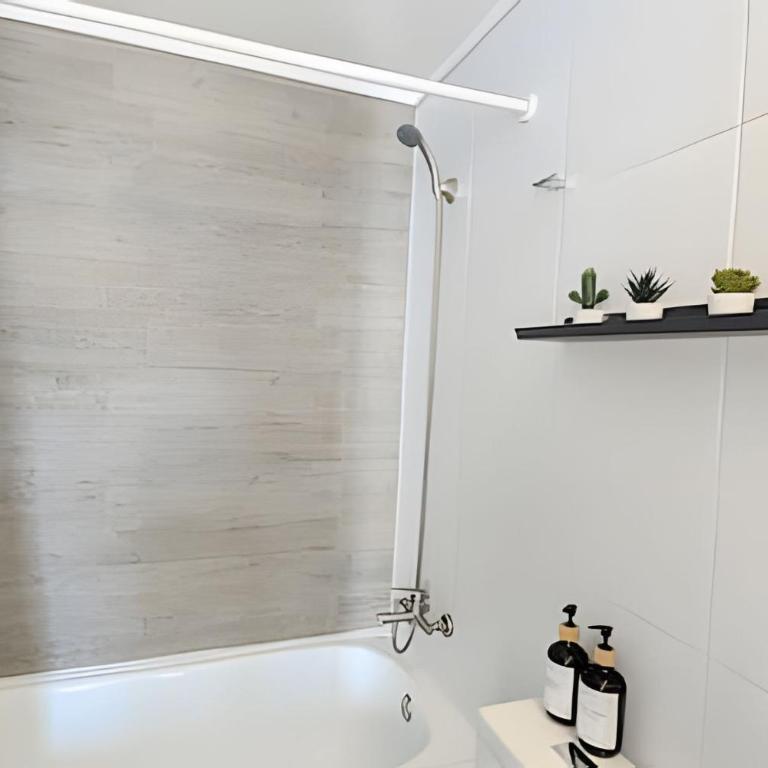 Santa Elvira Apartments - Deluxe One-Bedroom Apartment - 44