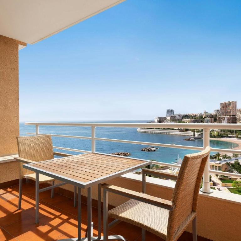 Le Méridien Beach Plaza - Deluxe Zimmer mit Kingsize-Bett, seitlichem Meerblick und Balkon - 4