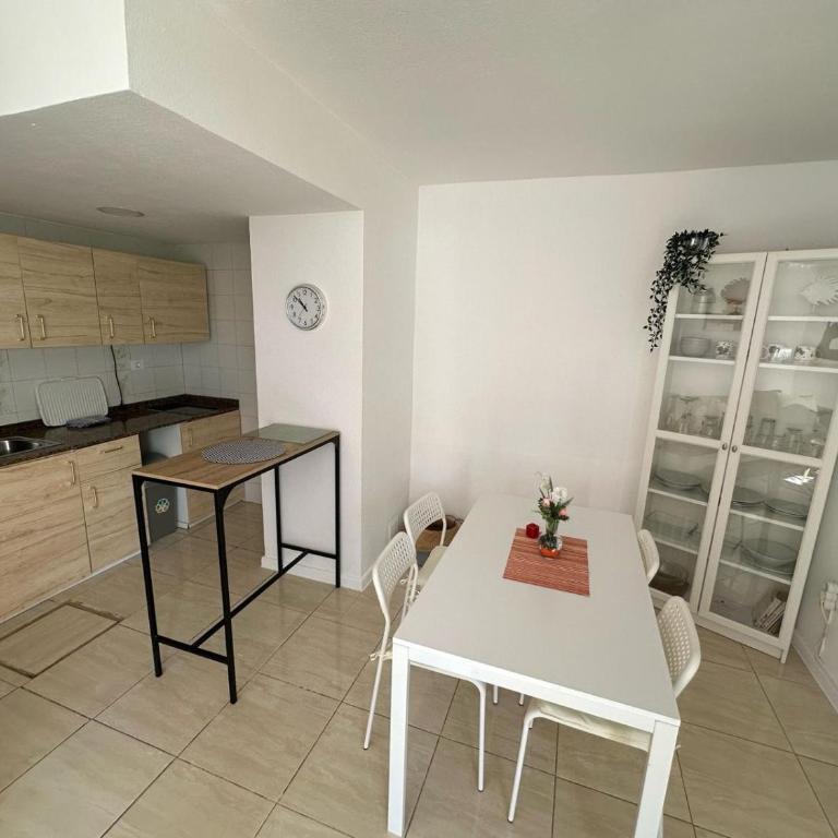Sunny home in the center near the beach - One-Bedroom Apartment - 13