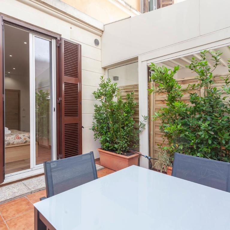 Vatican Vittoria Suites - Urban garden - Rooms - Vatican Museum - Family Room with Terrace - 2