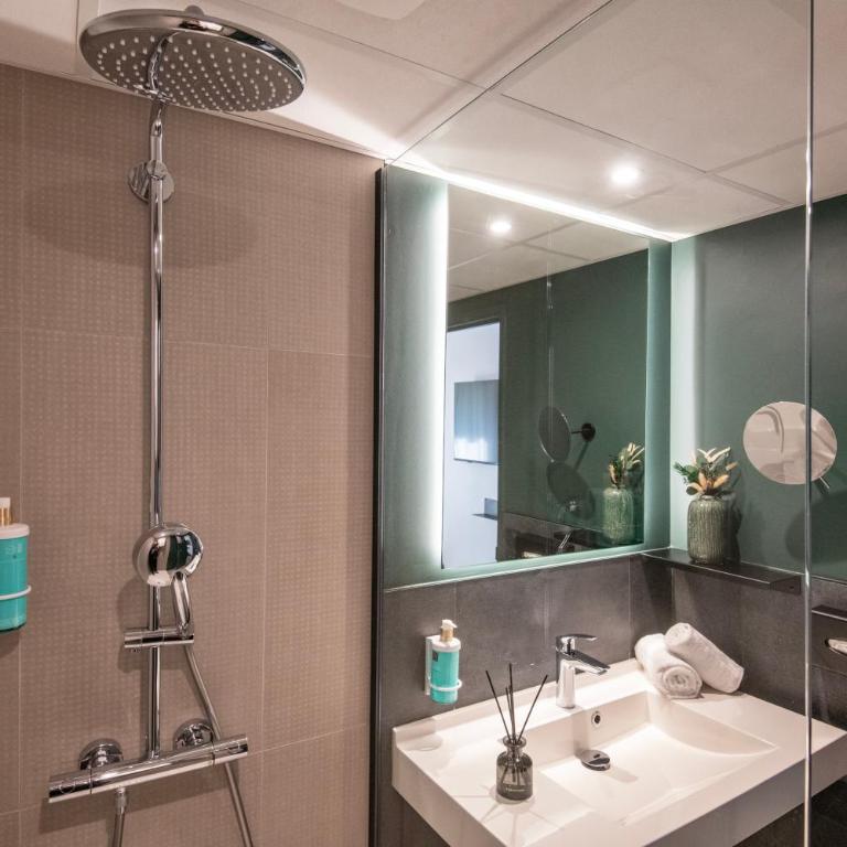 Novotel Nice Aéroport Cap 3000 - Superior room with 1 Queensize bed and 1 single sofa bed - 7
