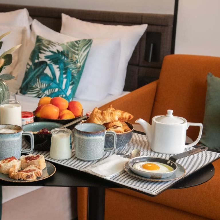 Novotel Nice Aéroport Cap 3000 - Superior room with 1 Queensize bed and 1 single sofa bed - 6
