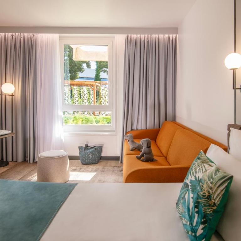 Novotel Nice Aéroport Cap 3000 - Superior room with 1 Queensize bed and 1 single sofa bed - Garden View - 6