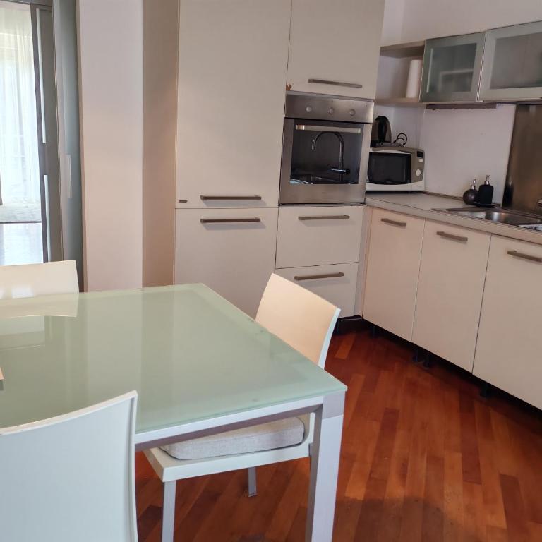 Manin Private SPA, Luxury Apartment very close to the sea - umbrella and deckchair included - Three-Bedroom Apartment with Balcony - 14