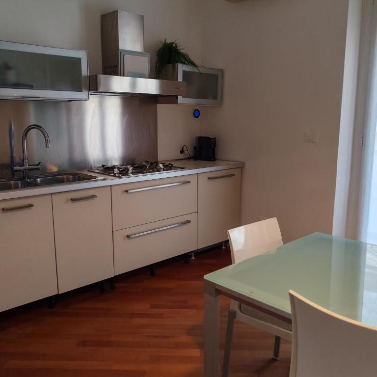 Manin Private SPA, Luxury Apartment very close to the sea - umbrella and deckchair included - Three-Bedroom Apartment with Balcony - 10