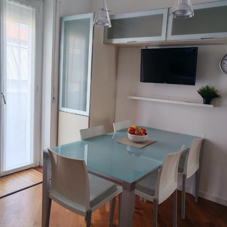 Manin Private SPA, Luxury Apartment very close to the sea - umbrella and deckchair included - Three-Bedroom Apartment with Balcony - 11