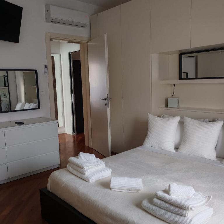 Manin Private SPA, Luxury Apartment very close to the sea - umbrella and deckchair included - Three-Bedroom Apartment with Balcony - 16