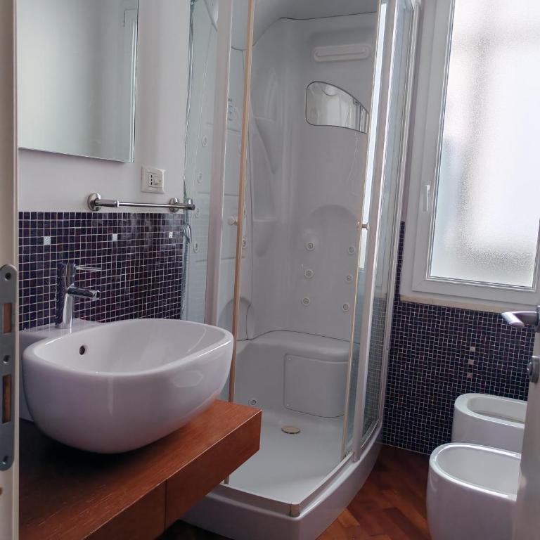 Manin Private SPA, Luxury Apartment very close to the sea - umbrella and deckchair included - Three-Bedroom Apartment with Balcony - 20