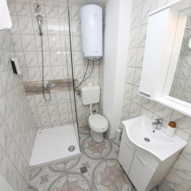 Guest House LIKE - Standardna Dvokrevetna Soba sa Bračnim Krevetom/Zasebnim Krevetima - 4