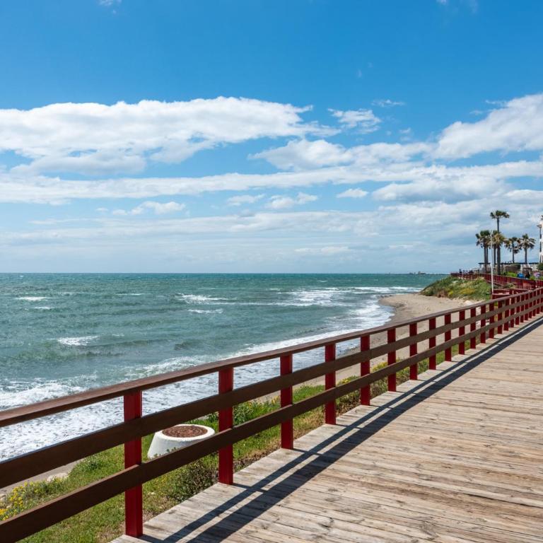 Stunning Beachfront Apartment in Calahonda - Apartamento de 2 dormitorios - Frente al océano - 2