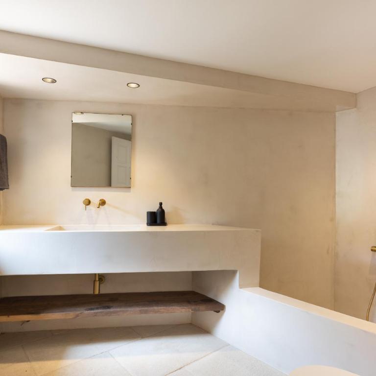 LETS HOLIDAYS Stay in a 14th-Century House with Pool in Tossa - Casa - 46