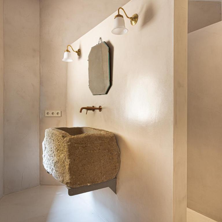 LETS HOLIDAYS Stay in a 14th-Century House with Pool in Tossa - Casa - 36