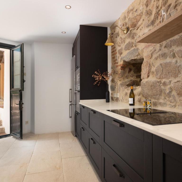 LETS HOLIDAYS Stay in a 14th-Century House with Pool in Tossa - Casa - 13
