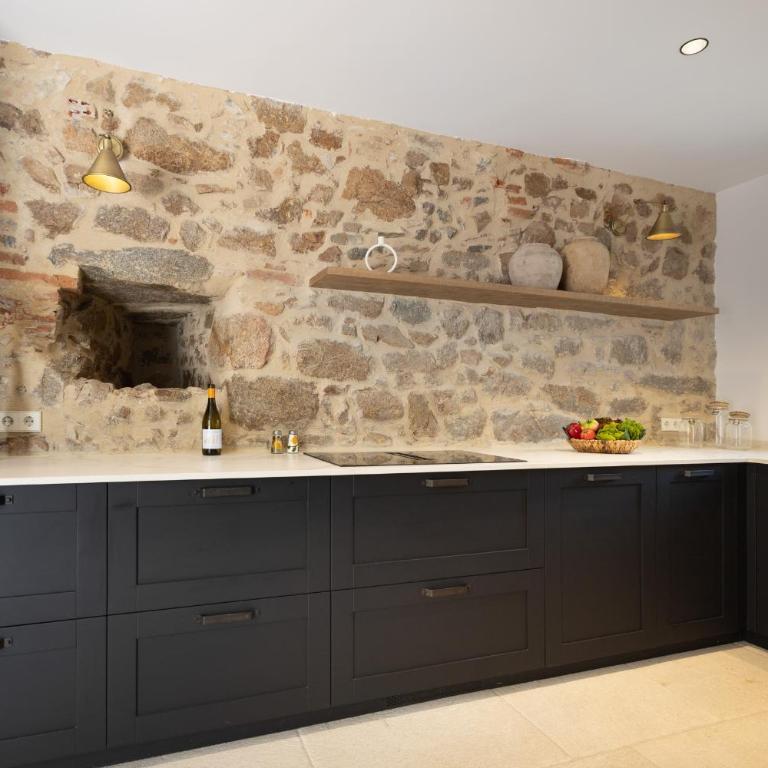 LETS HOLIDAYS Stay in a 14th-Century House with Pool in Tossa - Casa - 17
