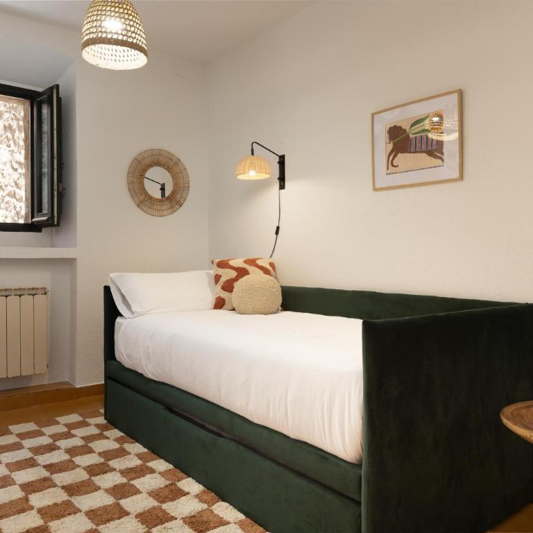 LETS HOLIDAYS Stay in a 14th-Century House with Pool in Tossa - Casa - 34