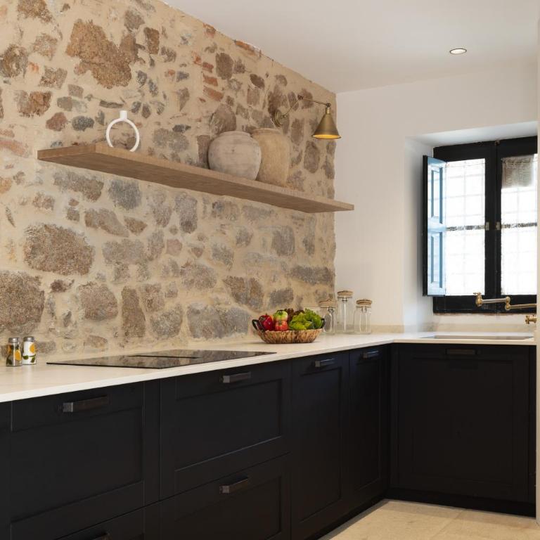 LETS HOLIDAYS Stay in a 14th-Century House with Pool in Tossa - Casa - 15