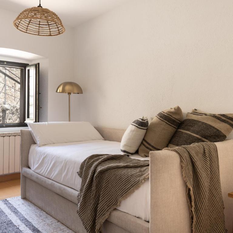 LETS HOLIDAYS Stay in a 14th-Century House with Pool in Tossa - Casa - 43