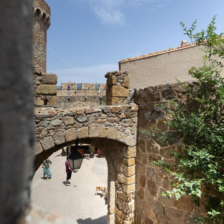 LETS HOLIDAYS Stay in a 14th-Century House with Pool in Tossa - Casa - 32