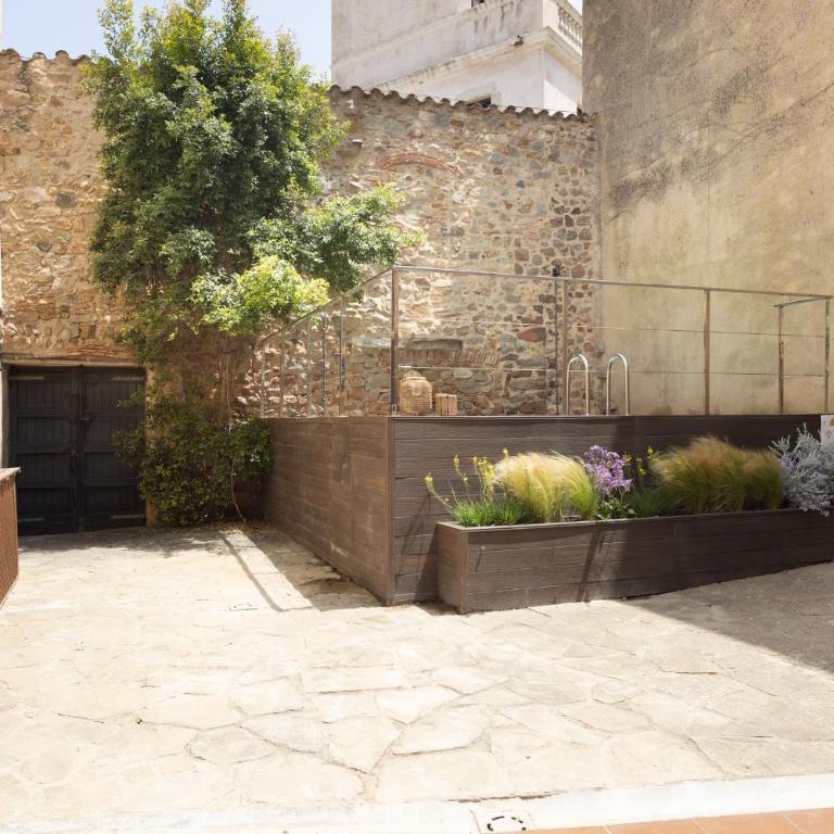 LETS HOLIDAYS Stay in a 14th-Century House with Pool in Tossa - Casa - 6