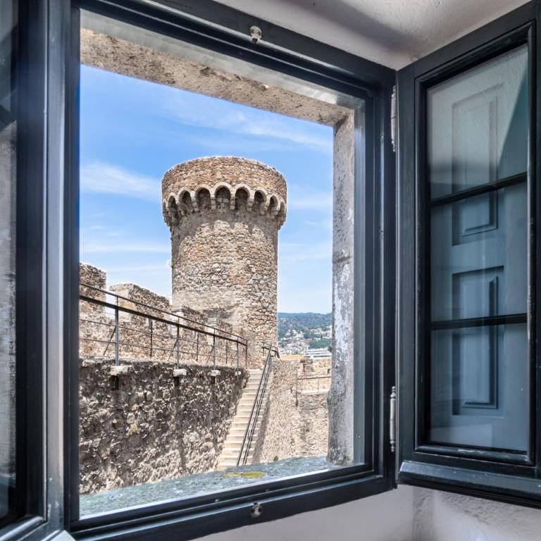 LETS HOLIDAYS Stay in a 14th-Century House with Pool in Tossa - Casa - 54