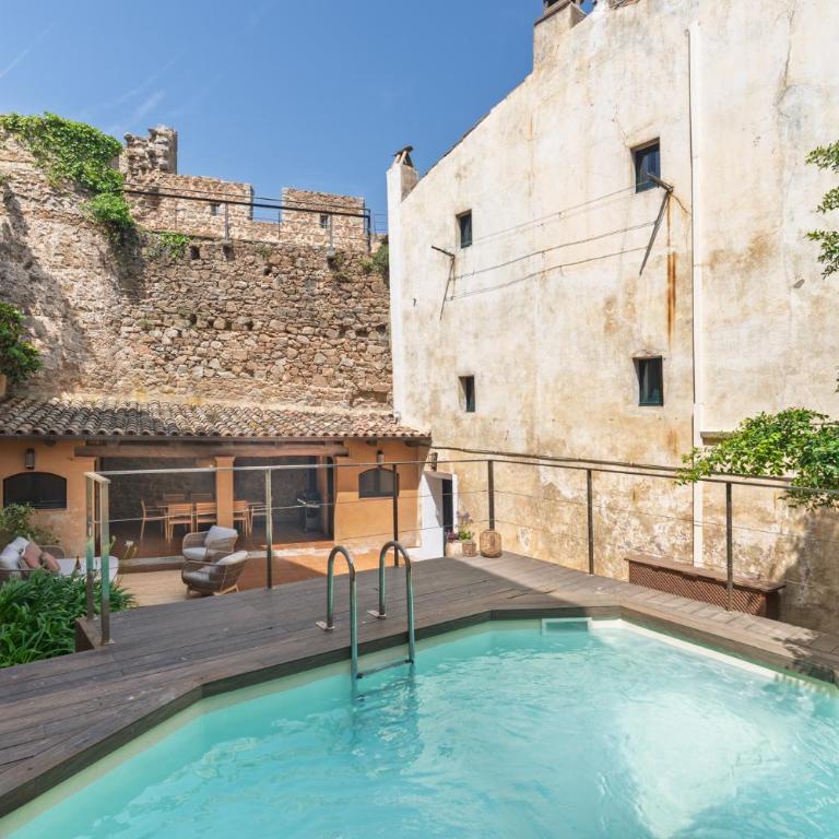 LETS HOLIDAYS Stay in a 14th-Century House with Pool in Tossa - Casa - 2