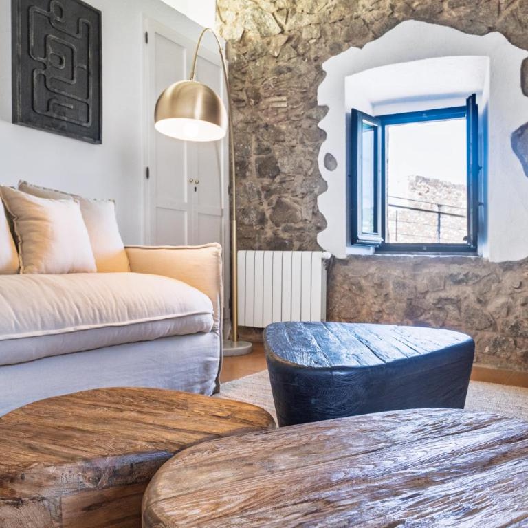 LETS HOLIDAYS Stay in a 14th-Century House with Pool in Tossa - Casa - 53