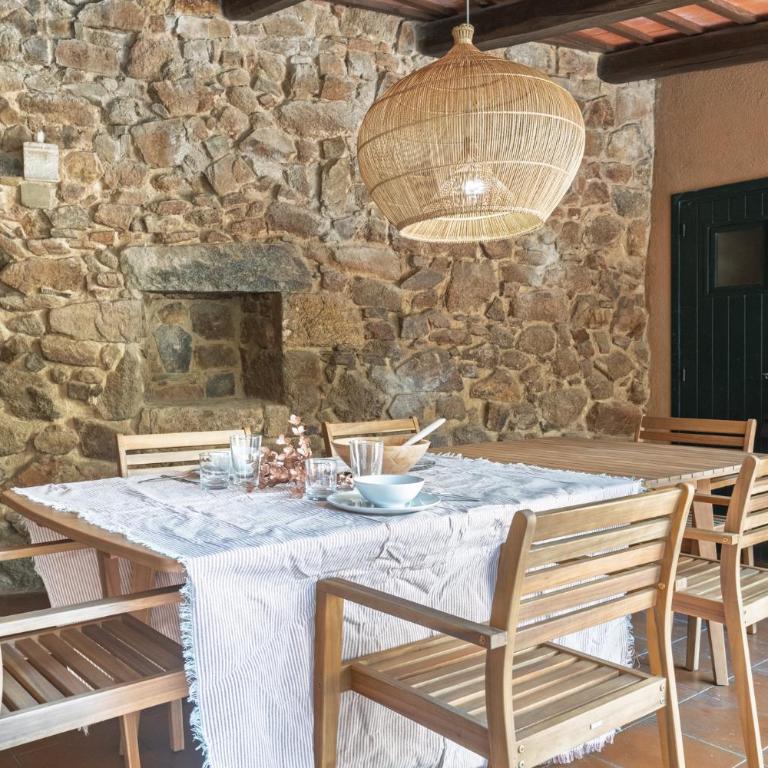 LETS HOLIDAYS Stay in a 14th-Century House with Pool in Tossa - Casa - 10