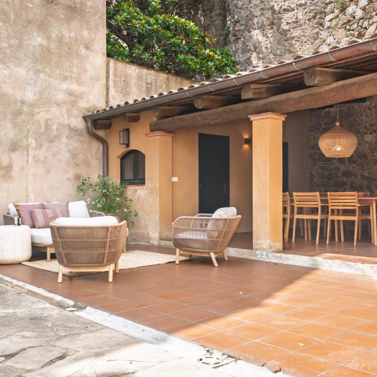 LETS HOLIDAYS Stay in a 14th-Century House with Pool in Tossa - Casa - 8
