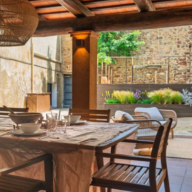 LETS HOLIDAYS Stay in a 14th-Century House with Pool in Tossa - Casa - 9