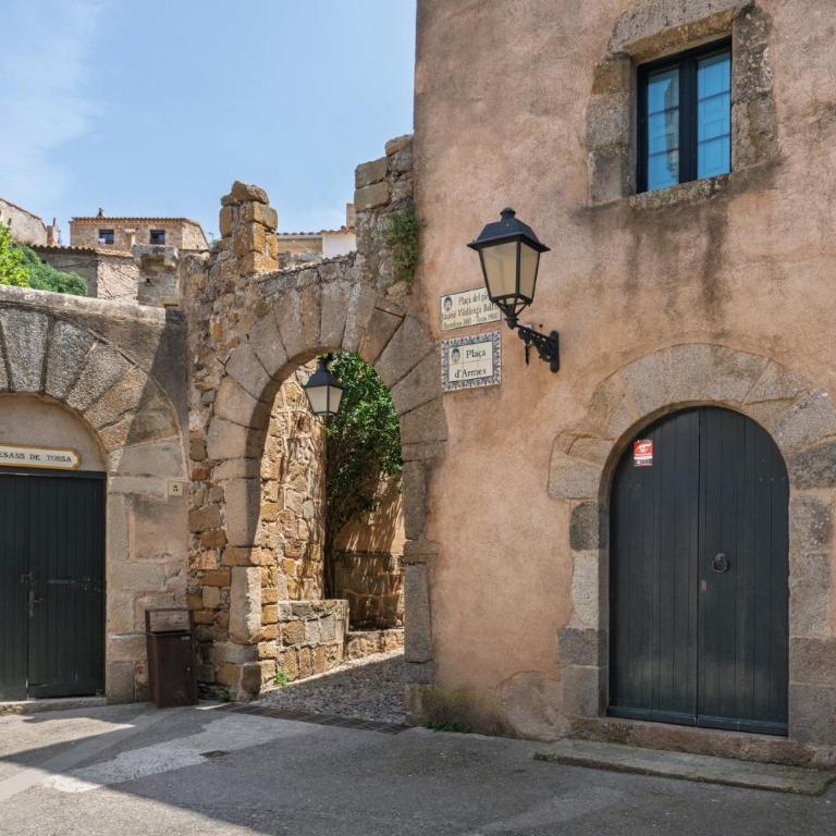 LETS HOLIDAYS Stay in a 14th-Century House with Pool in Tossa - Casa - 61