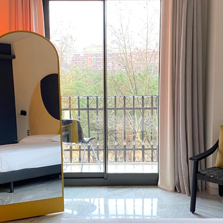 Onix Fira - Double Room with Balcony and Park View - 3