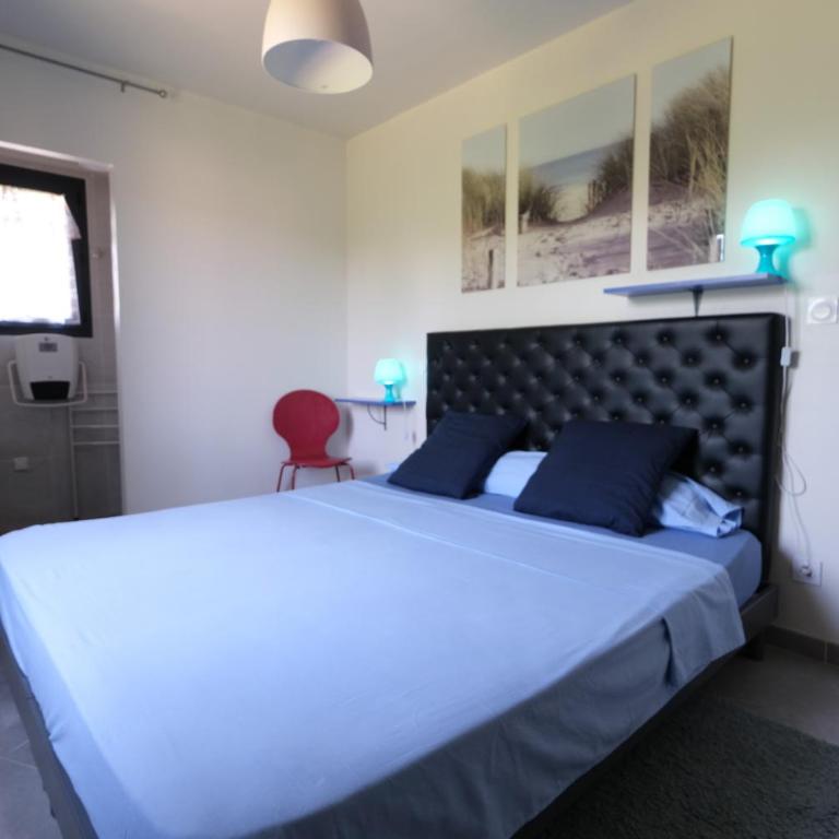 charming family house with pool located at L'isle sur la sorgue - sleeps 8 - Four-Bedroom Vacation Home - 22