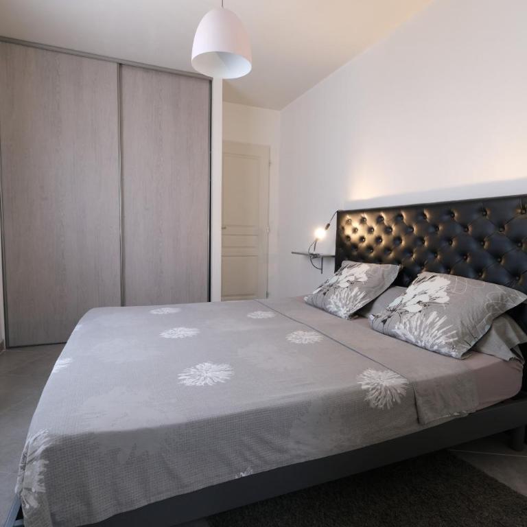 charming family house with pool located at L'isle sur la sorgue - sleeps 8 - Four-Bedroom Vacation Home - 32
